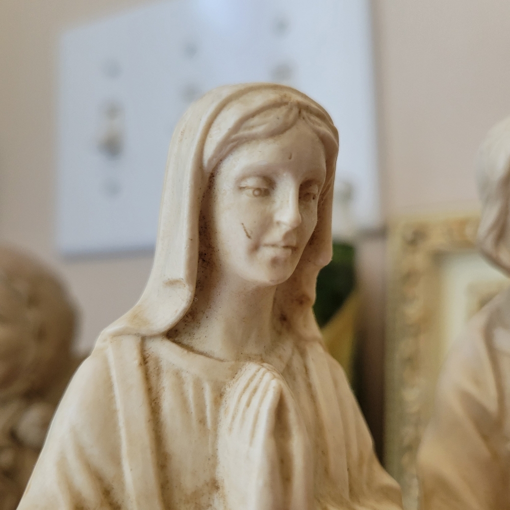 Holy Family Religious Figurine ~ Vintage ~ Jesus Mary Joseph ~ Christmas ~ Resin - Picture 4 of 16